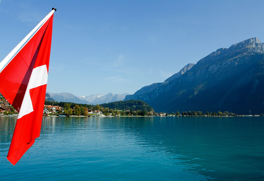 Blick Vom Schiffsanleger Brienz ber den Brienzersee zu Ostufer am 30.09.2011.
Die Fahne ist am Heck der MS Brienz der BLS.