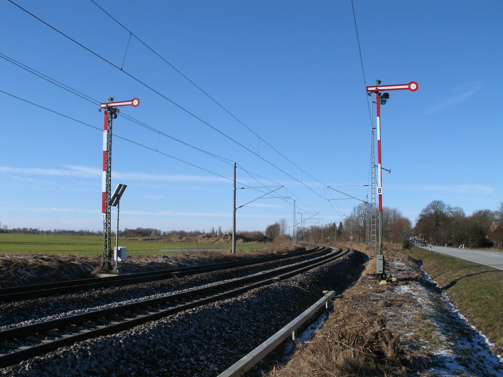 Blocksignale  B  rechts f�r den regul�ren Betrieb und f�r Linksfahrbetrieb das Blocksignal  D  von Rambin.Aufnahme am 12.Februar 2011.
