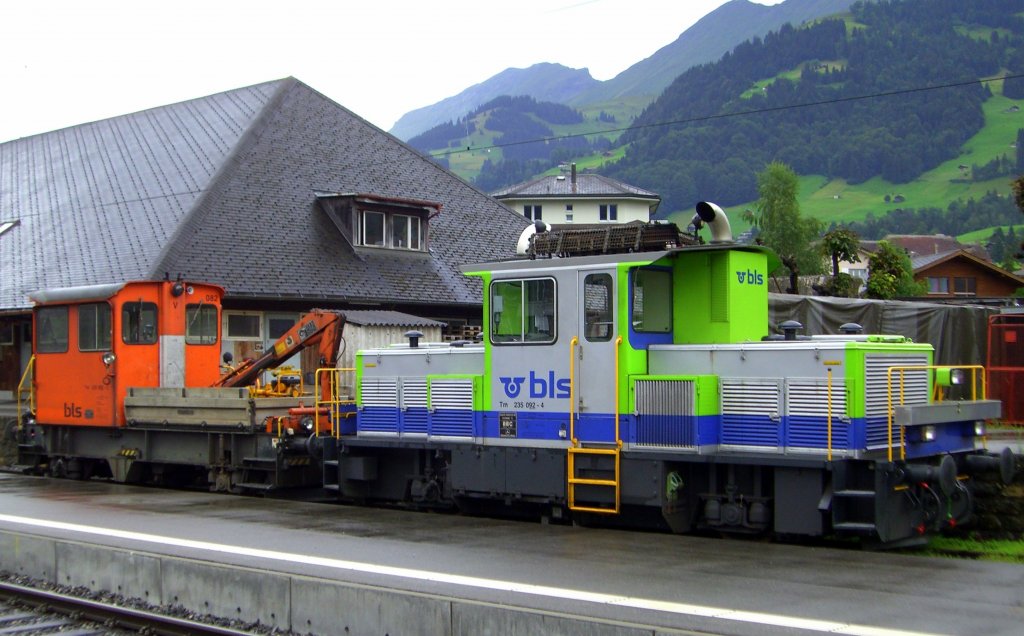 BLS Tm 082 mit Ladekran und Tm 235 im Bahnhof Frutigen. (02.08.2007)