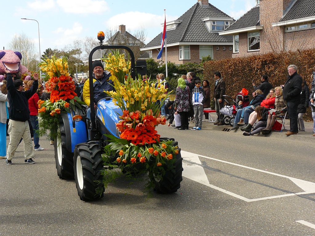 Blumenkorso 2013. Hoofdstraat, Sassenheim 20-04-2013. 

Bloemencorso 2013. Hoofdstraat, Sassenheim 20-04-2013.