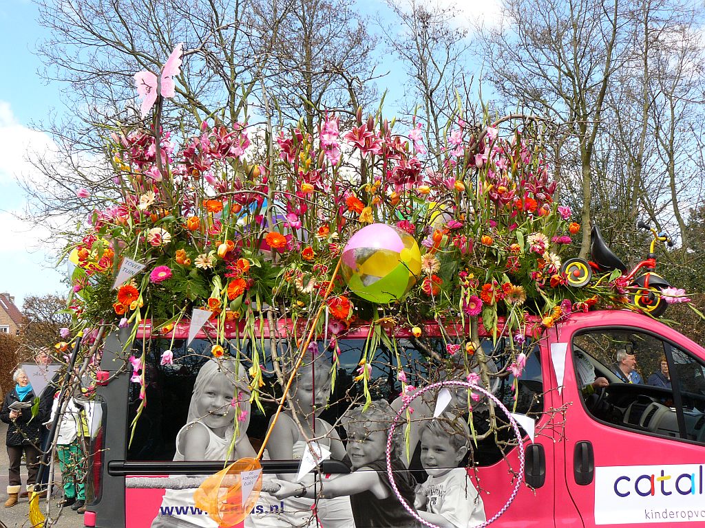 Blumenkorso 2013. Hoofdstraat, Sassenheim 20-04-2013. 

Bloemencorso 2013. Hoofdstraat, Sassenheim 20-04-2013.