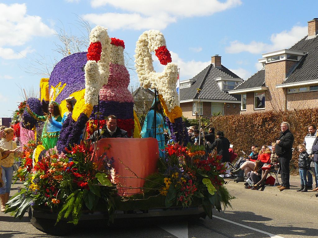 Blumenkorso 2013. Hoofdstraat, Sassenheim 20-04-2013. 

Bloemencorso 2013. Hoofdstraat, Sassenheim 20-04-2013.