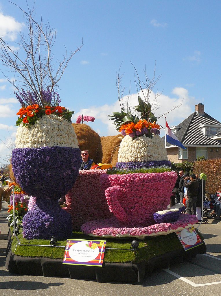 Blumenkorso 2013. Hoofdstraat, Sassenheim 20-04-2013.

Bloemencorso 2013. Hoofdstraat, Sassenheim 20-04-2013.