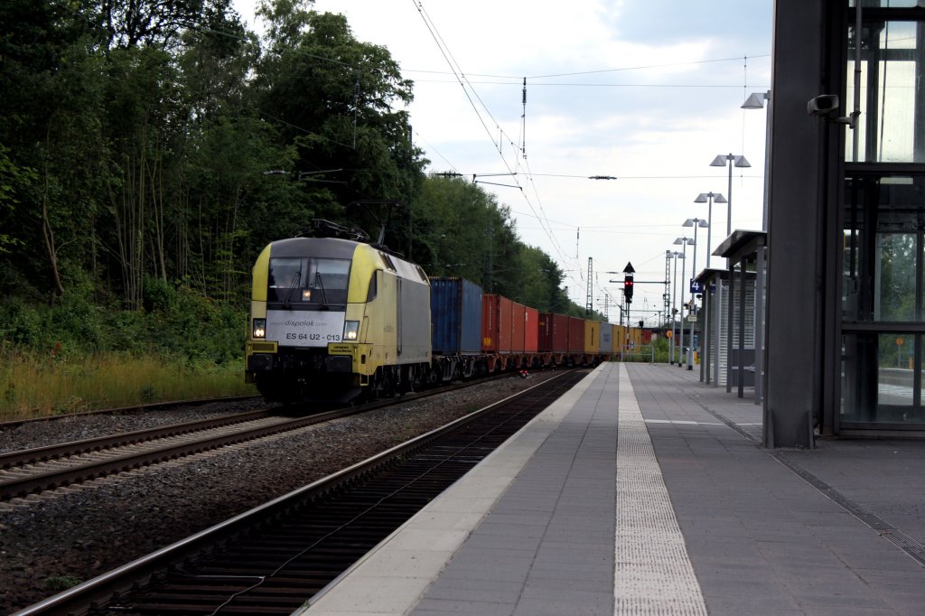 BoxXpress ES 64 U2-013 Mit Containerzug Aus Bremen in Richtung Hamburg Durchf�hrt Langsam den Bahnhof Tostedt am 07.07.2011 ein Foto von der 
Bahnfotokiste.com