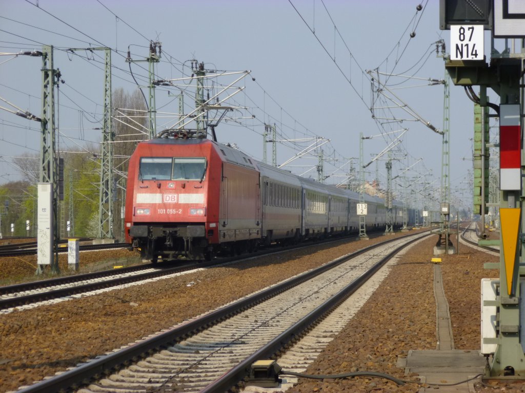 BR 101 055-2 kommt mit EC 175 von Hamburg am 26.04.2013 in Berlin Spandau an.