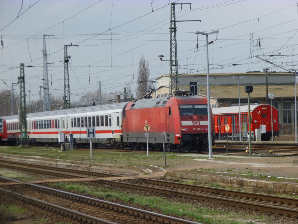 BR 101 129-5 mit IC aus Bad Bentheim am 18.04.2013 hier in Stendal.