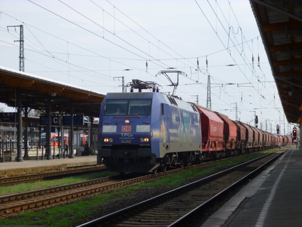 BR 152 136-8 mit Kalizug nach Rostock am 18.04.2013 in Stendal.