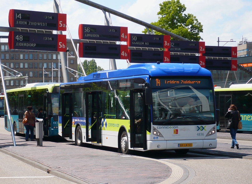 Connexxion 4836 neue Van Hool hybride Bus. Busbahnhof Leiden Centraal Station 16-06-2010.