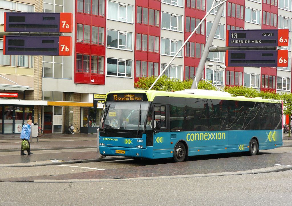 Connexxion 8483 DAF VDL Berkhof Ambassador 200 Baujahr 2005. Stationsplein Leiden 29-04-2012.