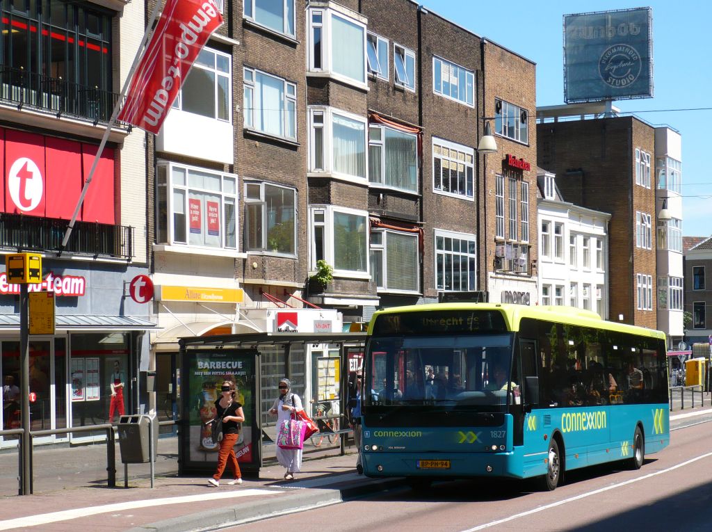 Connexxion Bus 1827 DAF VDL Berkhof Ambassador 200 Baujahr 2004. Potterstraat Utrecht 24-07-2012.    Connexxion bus 1827 DAF VDL Berkhof Ambassador 200 bouwjaar 2004. Potterstraat Utrecht 24-07-2012.