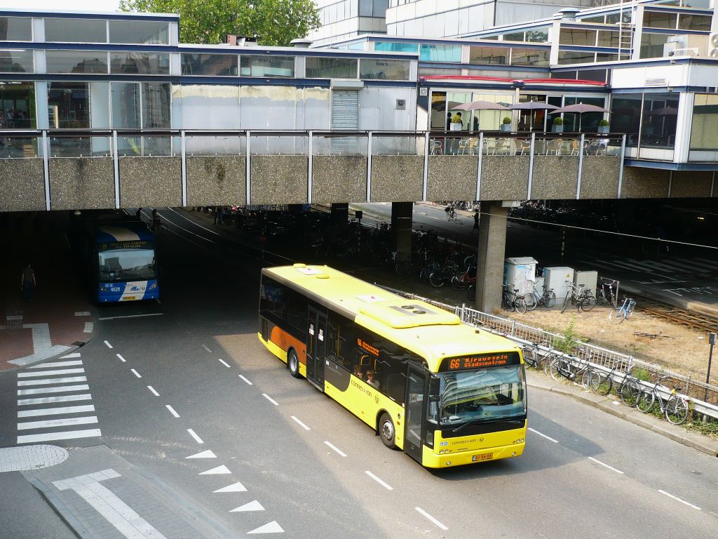 Connexxion Bus 3163 DAF VDL Berkhof Ambassador 200 bBaujahr 2008.  Stationsplein  Utrecht 27-07-2012.

Connexxion bus 3163 DAF VDL Berkhof Ambassador 200 bouwjaar 2008.  Stationsplein  Utrecht 27-07-2012.