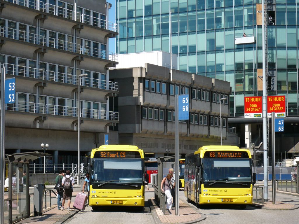 Connexxion Bus 3210 en 3244 DAF VDL Berkhof Ambassador 200 Baujahr 2008. Utrecht Centraal Station 24-07-2012.  Connexxion bus  3210 en 3244 DAF VDL Berkhof Ambassador 200 bouwjaar 2008. Streekbusstation Utrecht 24-07-2012.