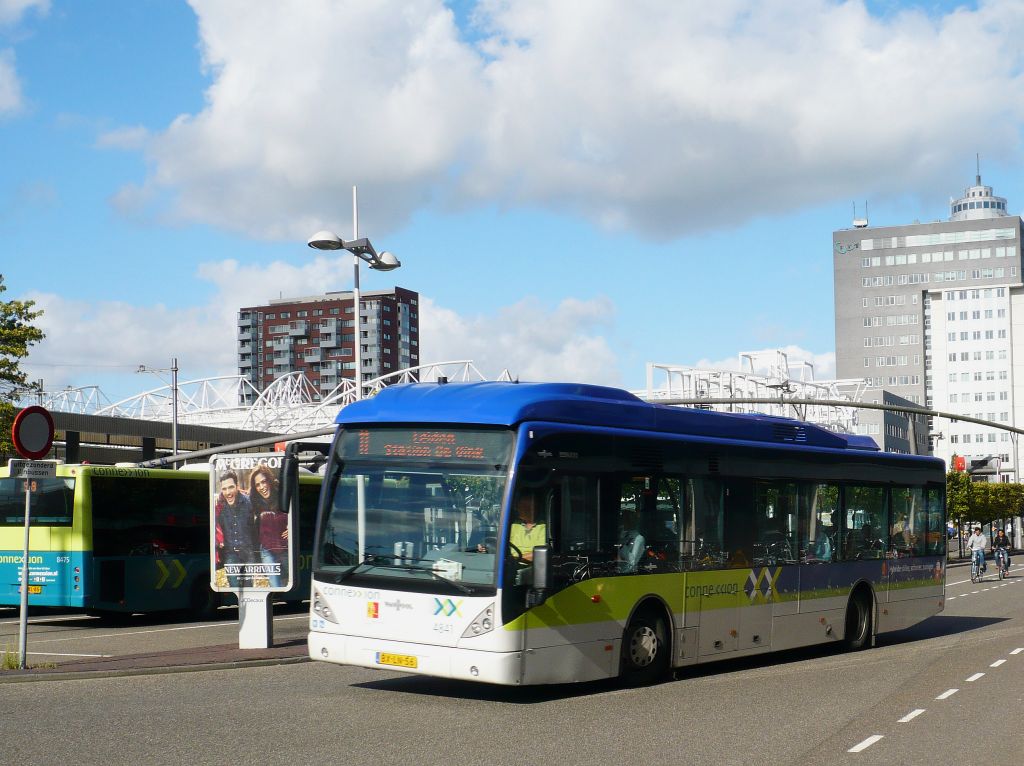 Connexxion Bus 4841 Van Hool New A300 Hybride. Stationsplein Leiden 29-09-2012.

Connexxion bus 4841 Van Hool New A300 Hybride. Stationsplein Leiden 29-09-2012.