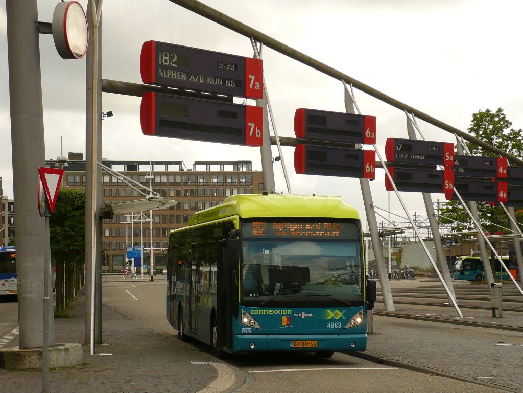 Connexxion Bus 4883 Van Hool A300 Hybride Baujahr 2009. Stationsplein Leiden 11-07-2012.

Connexxion bus 4883 Van Hool A300 Hybride in dienst sinds september 2009. Stationsplein Leiden 11-07-2012.