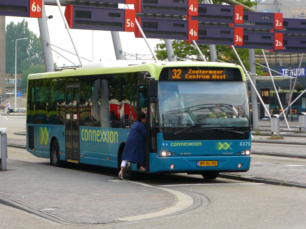 Connexxion Bus 8479 DAF VDL Berkhof Ambassador 200 Baujahr 2005. Stationsplein Leiden 14-08-2012.

Connexxion bus 8479 DAF VDL Berkhof Ambassador 200 bouwjaar 2005. Stationsplein Leiden 14-08-2012.