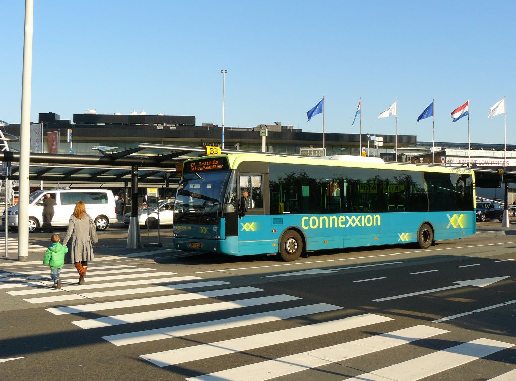 Connexxion Bus 8511 DAF VDL Berkhof Ambassador 200 Baujahr 2005. Schiphol 16-10-2011. Connexxion bus 8511 DAF VDL Berkhof Ambassador 200 bouwjaar 2005. Schiphol 16-10-2011.