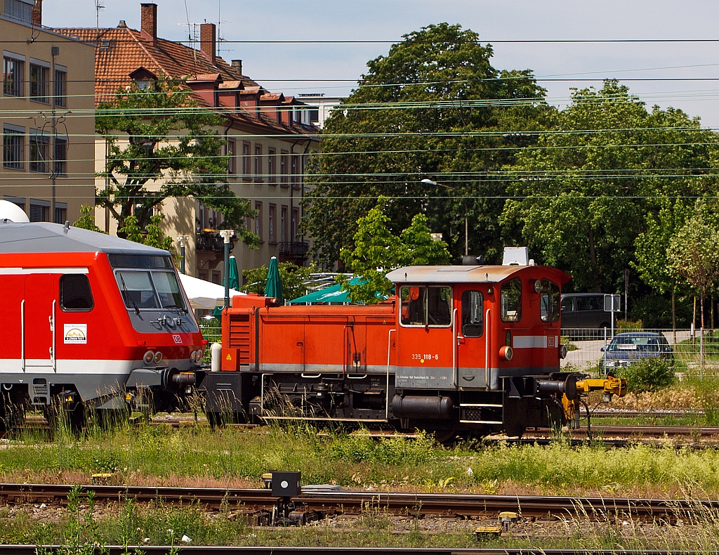 Da ist man fast in der Schweiz und dann kommt einem eine Jung-Lok vor die Linse: 335 118-6 am 25.05.2012 schiebt in Freiburg (Breisgau) einen Zug vom Hbf zum Depot. Die Kf III wurde 1973 bei Jung, Jungenthal (bei Kirchen a.d. Sieg) unter der Fabriknummer 14172 gebaut und als 333 118-8 an die DB geliefert. 1989 erfolgte ein Umbau (Ausrstung mit Funkfernsteuerung) und die Umbezeichnung in 335 118-6.