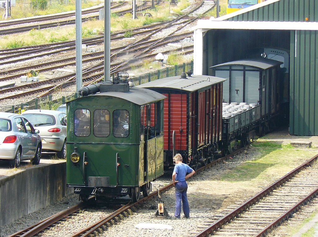 Dampflok 18  Leeghwater  der Museumbahn  Stoomtram Hoorn Medemblik . Gebaut von Henschel & Sohn in Kassel Baujahr 1921. Hoorn 24-07-2013.

Stoomtram locomotief nummer 18  Leeghwater  van de Stoomtram Hoorn Medemblik. Gebouwd door Henschel & Sohn uit Kassel in 1921. Hoorn 24-07-2013.