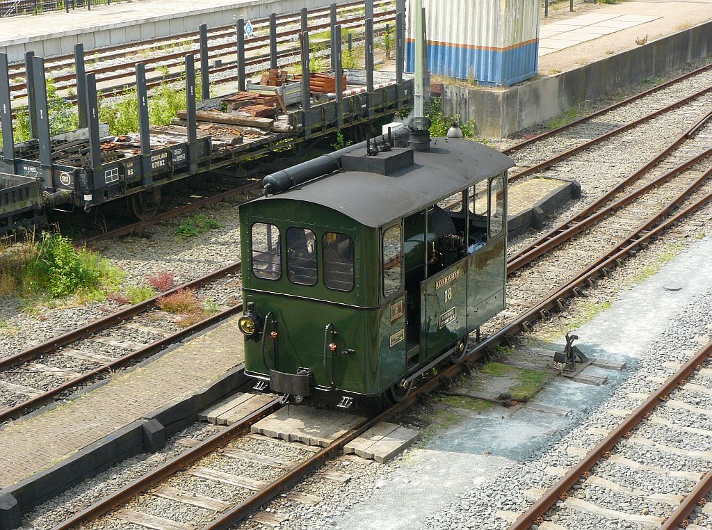 Dampflok 18  Leeghwater  der Museumbahn  Stoomtram Hoorn Medemblik . Gebaut von Henschel & Sohn in Kassel Baujahr 1921. Hoorn 24-07-2013.

Stoomtram locomotief nummer 18  Leeghwater  van de Stoomtram Hoorn Medemblik. Gebouwd door Henschel & Sohn uit Kassel in 1921. Hoorn 24-07-2013.