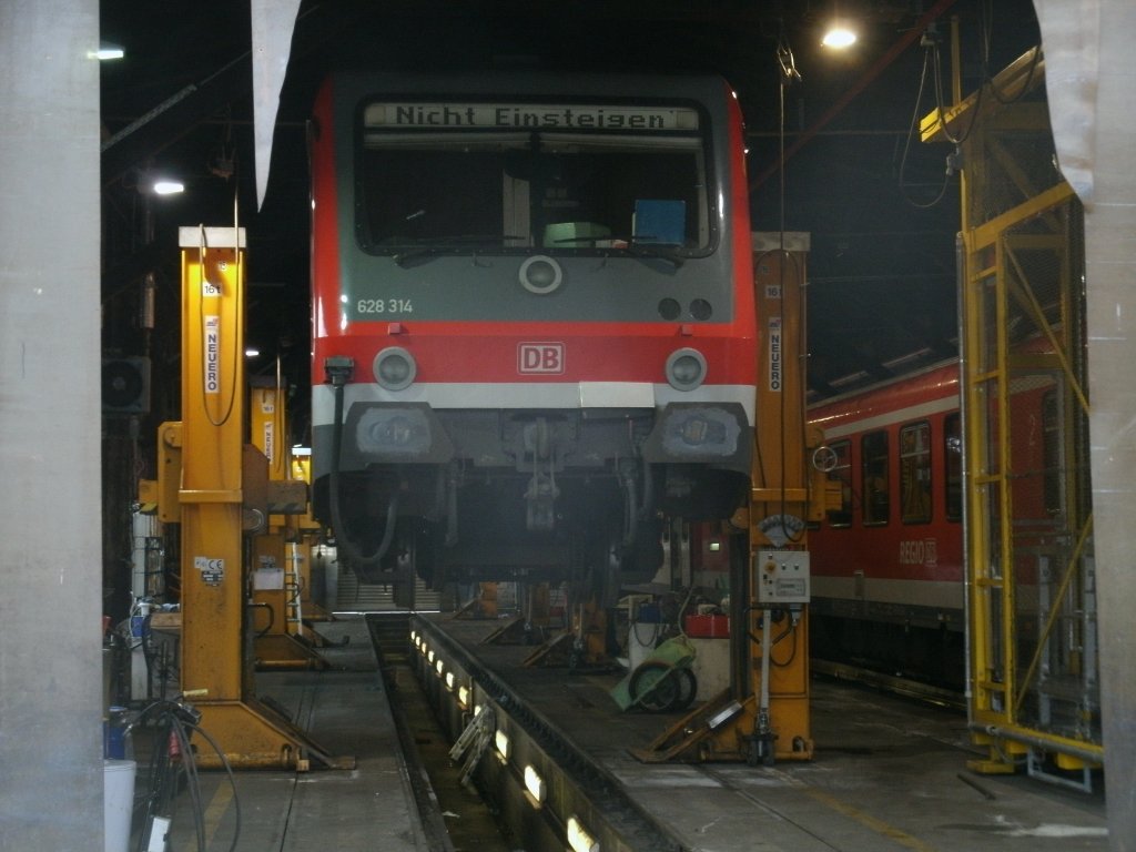 Dank ge�ffneter Tore im Triebwagenschuppen konnte ich den aufgebockten 628 314 im Bh Rostock,am 17.Dezember 2011,fotografieren.