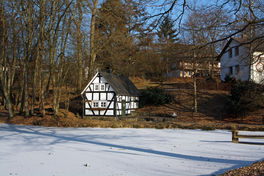 Das alte Backhaus (Backes) am Pfarrteich in Oberholzklau (geh�rt zu Freudenberg), Kreis Siegen-Wittgenstein, am 11.02.2012. Der Teich ist bei dem Frost zugeforren, vier wochen zuvor konnte ich das Bild mit Spiegelungen machen, siehe http://klein-aber-fein---imagination.startbilder.de/name/einzelbild/number/175756/kategorie/stadt-und-land~deutschland~sauerland---siegerland.html