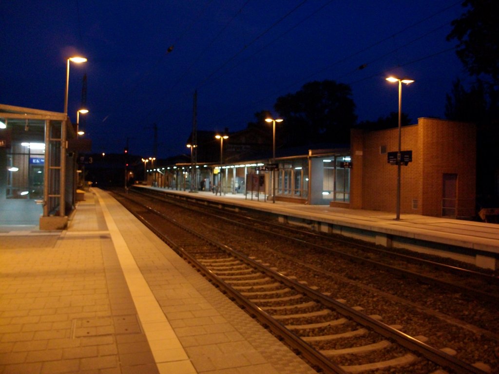 Das Bahnhofsgebude von Bergen/Rgen am Abend.