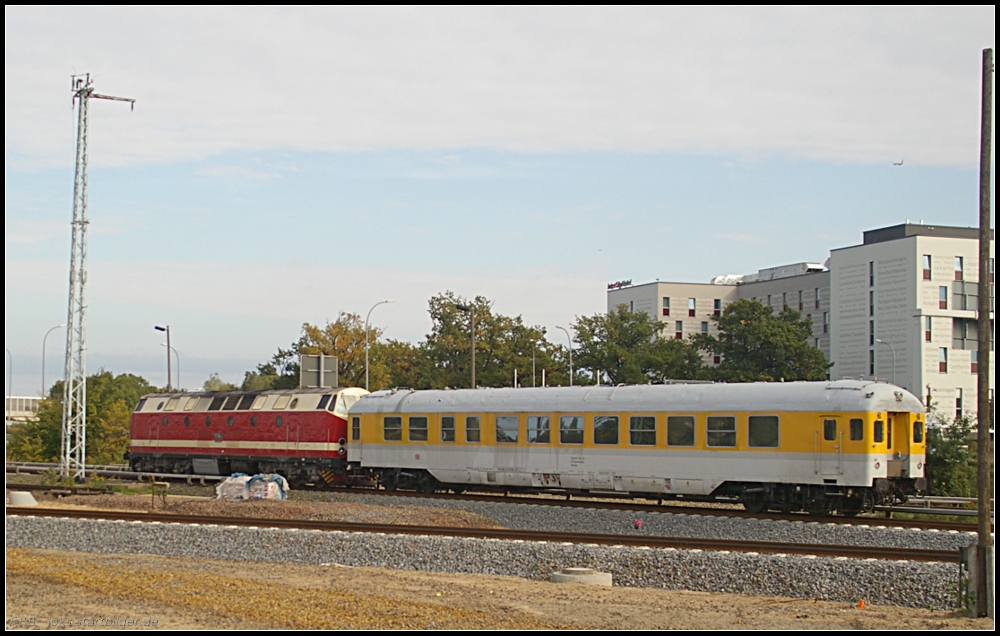 Das Berliner U-Boot 119 158-4 / 219 158 mit einem Funkmesswagen auf den Gleisen der S-Bahn unterwegs (gesehen Berlin Sch�nefeld Flughafen 06.10.2010)