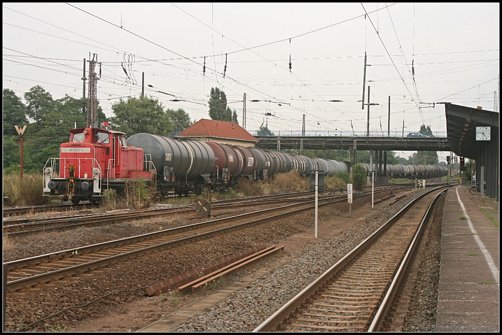 Das  Dreibein  DB Schenker 363 207-2 hatte mit dem Kessel-Zug leichtes Spiel beim rangieren (gesehen Magdeburg Eichenweiler 09.08.2010)