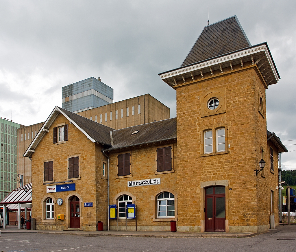 Das Empfangsgebude vom Bahnhof Mersch (Luxemburg) von der Straenseite am 15.06.2013.