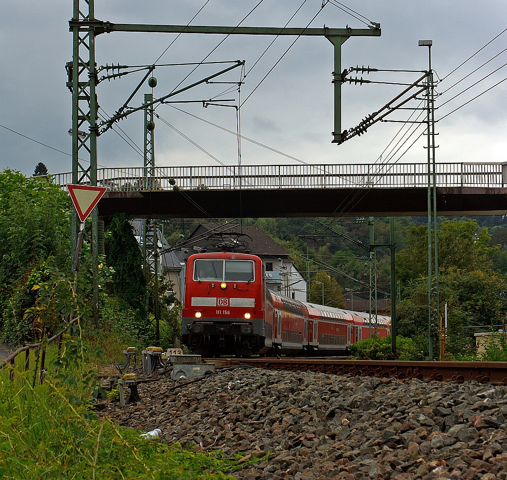 Das gleiche Bild, enger zugeschnitten - Die 111 156 zieht den RE 9 (Rhein-Sieg-Express) Aachen - Kln - Siegen am 15.09.2012 weiter Bahnhof Betzdorf/Sieg in Richtung Siegen.