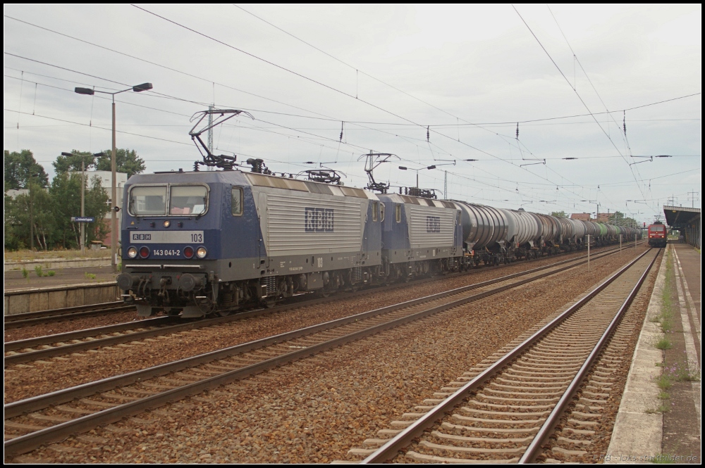 Das RBH-Doppel 143 041-2 (RBH 103) und 143 874-6 (RBH 101) ist am 17.07.2011 mit einem Kesselwagenzug in Berlin Schnefeld Flughafen unterwegs.
<br><br>
- Update: ++ 08.2018 bei Fa. Bender, Opladen