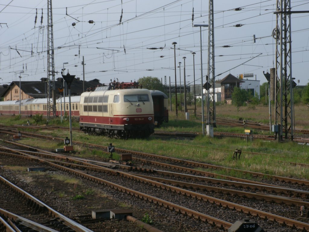 Das seltene Gl�ck in einem RE ein zu�ffnetes Fenster zubekommen,hatte ich am 14.Mai 2011,so konnte ich aus dem offnen Fenster 103 184 in Stralsund fotografieren.