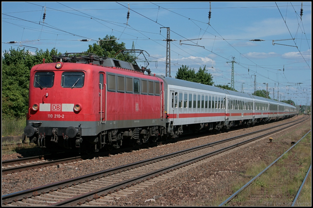 DB 110 210-2 mit einem Kreuzfahrer-IC auf dem Heimweg von Bln.-Lichtenberg kommend nach Potsdam. Bis auf den letzten Wagen waren die Wagen mit Buchstaben gekennzeichnet. Der letzte Wagen hatte noch das Zuglaufschild von IC 1803 Flensburg-Köln in der Tür (gesehen Nuthetal-Saarmund 16.06.2010)
<br><br>
Update: In Mannheim als Heizlok abgestellt; ++ 26.02.2016 Koblenz (Bender)