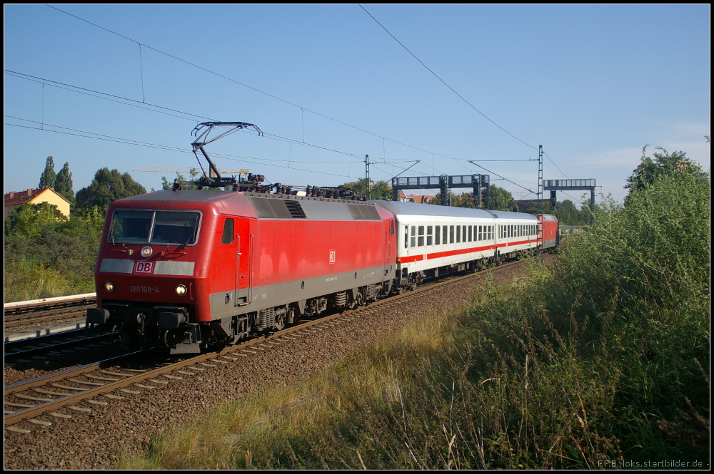 DB 120 109-4 mit einem IC nach Bln.-Lichtenberg am 13.09.2012 in Berlin Bornholmer Stra�e. Am Ende l�uft 101 049-5 kalt mit
<br><br>
Update: 2015 in M�nchen z; 11.12.2015 in M�nchen ++