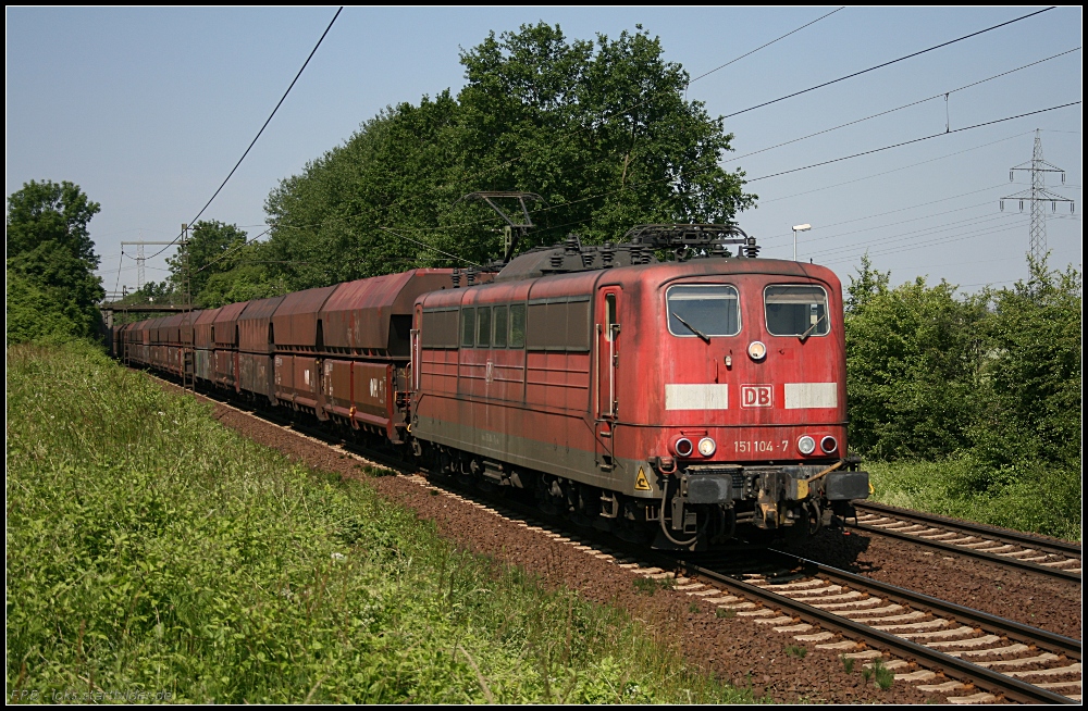 DB 151 104-7 mit Kohlezug (gesehen Lehrte-Ahlten b. Hannover 24.06.2010)