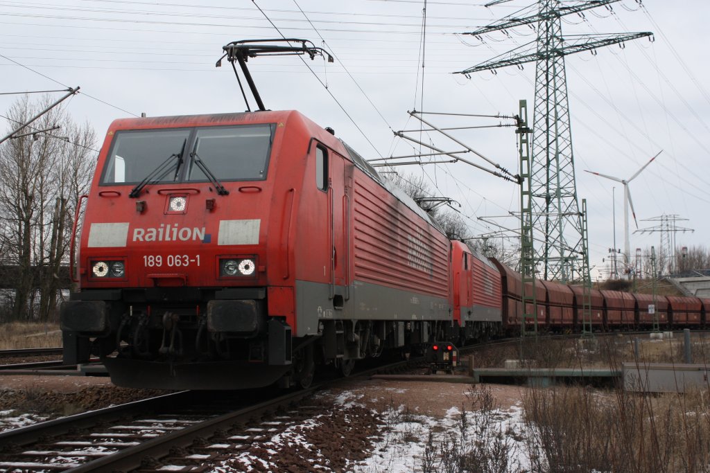 DB 189 063-1 und 189 055-7 am 11.02.2012 in Hamburg Waltershof.