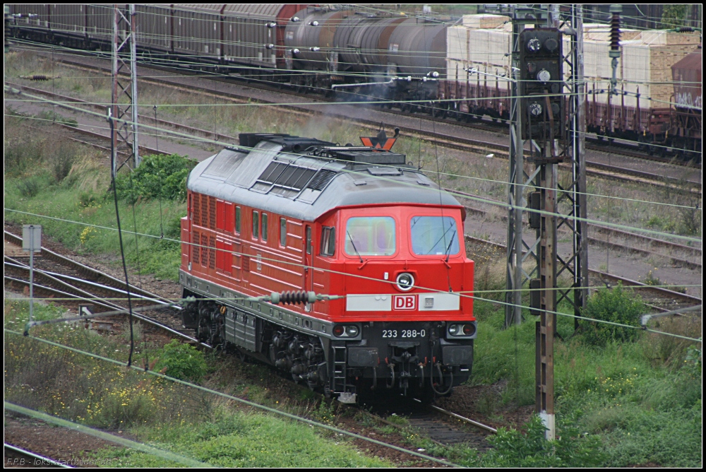 DB 233 288-0 f�hrt zur Drehscheibe im Kombiwerk (gesehen Magdeburg Eichenweiler 17.09.2010)