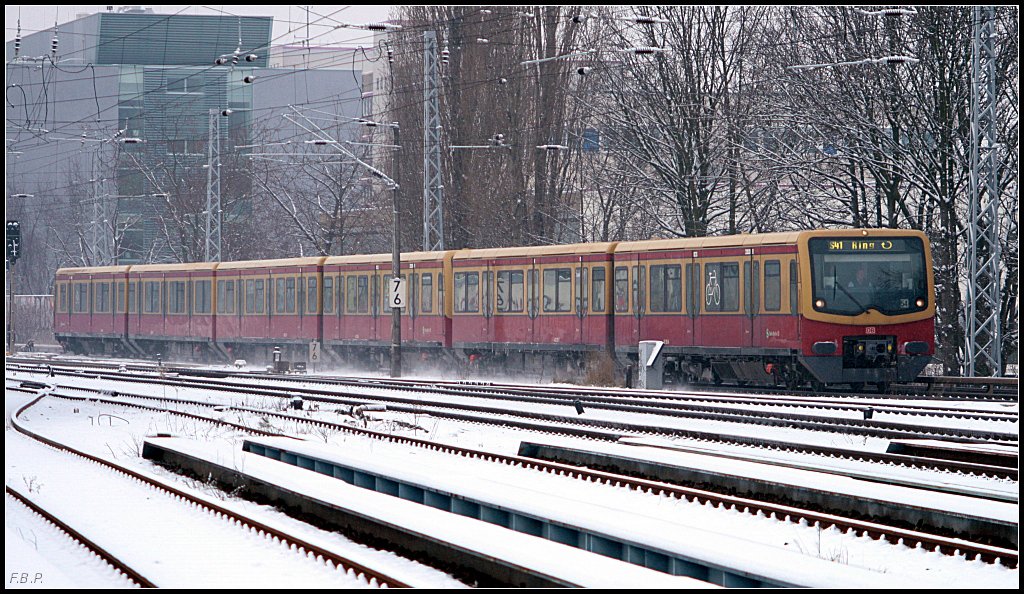 DB 481 383-8 wirbelt reichlich Schnee bei ihrer Fahrt als S41 auf (Berlin Greifswalder Str 30.12.2009)