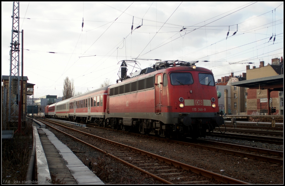 DB AutoZug 115 346-9 mit einem Pbz in Berlin Greifswalder Straße, 24.03.2011. Er bestand aus 22-34 903 Bnrz, 20 95-226-2 Bpmz, 84 90-204-9 Bomdz und Wagenlok 143 124 Richtung Ostkreuz
<br><br>
- Update: Verschrottet 26.10.2017 bei Bender, Opladen