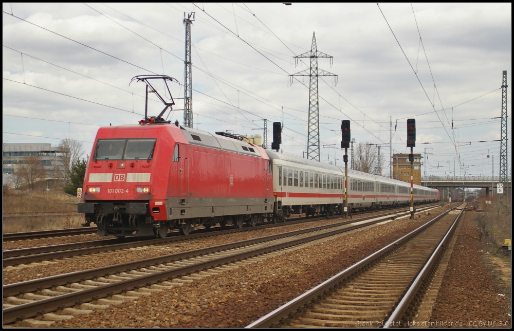 DB Fernverkehr 101 002 mit einem IC am 14.04.2013 in Berlin Sch�nefeld Flughafen. Am Ende des Zuges schiebt 101 124