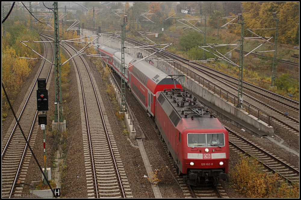 DB Fernverkehr 120 102 mit dem Pbz 1967. Am Zugende lief 111 115 kalt mit (gesehen Berlin Gesundbrunnen, Swinemünder Brücke 02.11.2010)