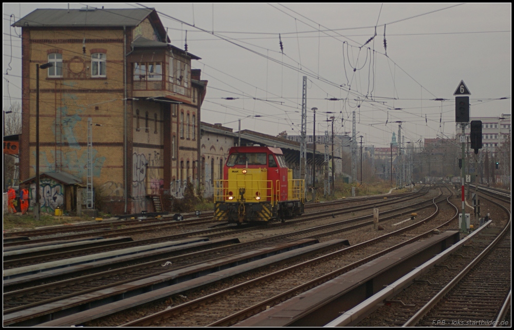 DB Fernverkehr 352 102-8 solo unterwegs (NVR-Nummer 98 80 3352 102-8 D-NTS, gesehen Berlin Greifswalder Straße 20.11.2010)