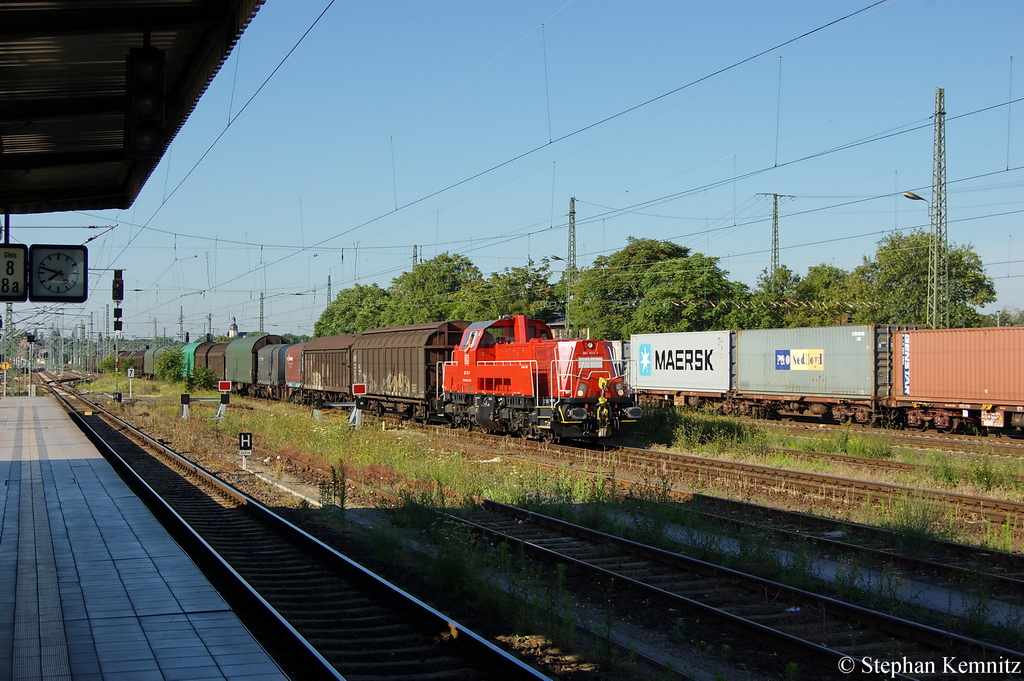 DB-Gravita 261 013-7 mit gemischten G�terzug in Magdeburg und fuhr in Richtung Magdeburg-Neustadt weiter. 28.06.2011