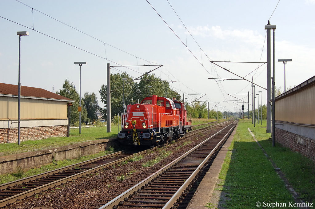 DB Gravita 261 045-9 und 363 106-6 (kalt) am Haltepunkt Leuna Werke S�d in Richtung Halle unterwegs. 23.08.2011