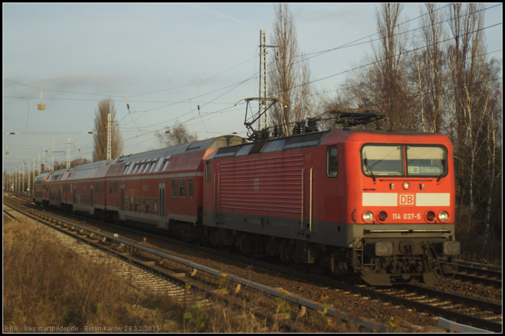 DB Regio 114 037-5 mit RE3 nach Elsterwerda (gesehen Berlin-Karow 28.12.2011)