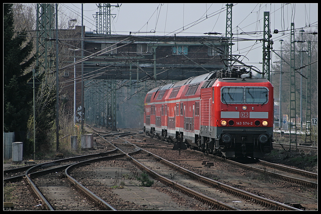 DB Regio 143 574-2 zieht den RE7 nach Wunsdorf-Waldstadt (Berlin Wannsee 13.04.2010)
<br><br>
Update: 12/2015 in Braunschweig z; 04/2016 berfhrt nach Opladen; ++ 05.04.2016 Opladen