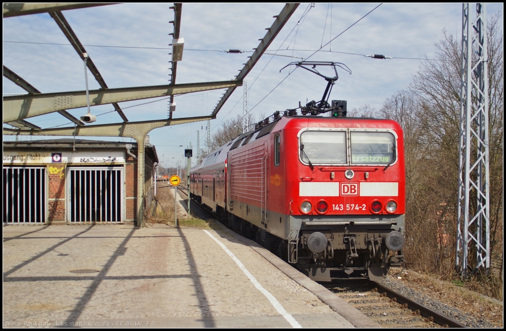 DB Regio 143 574 schiebt die RB20 als Ersatzzug am 15.04.2013 aus den Bahnhof Hennigsdorf b. Berlin
<br><br>
Update: 12/2015 in Braunschweig z; 04/2016 �berf�hrt nach Opladen; ++ 05.04.2016 Opladen