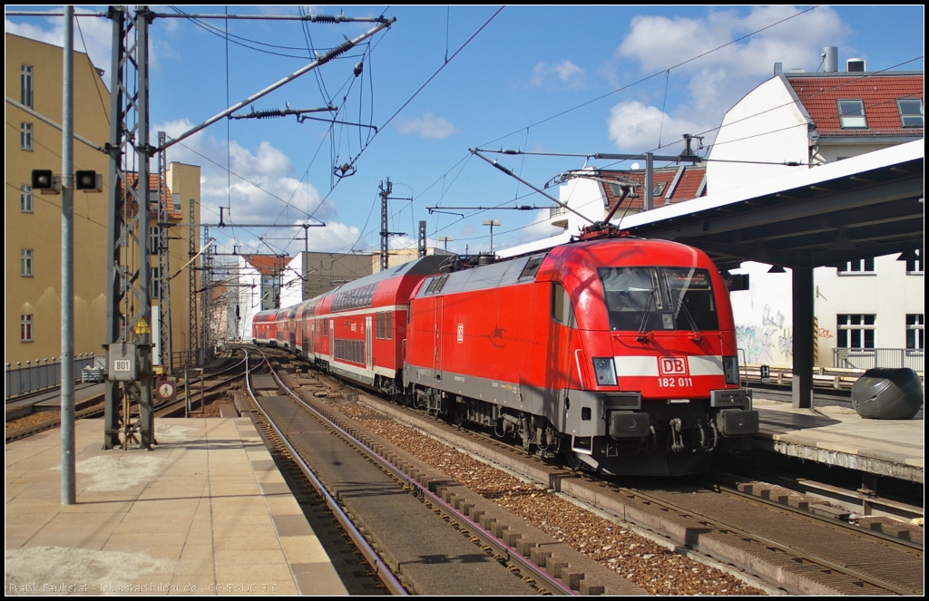 DB Regio 182 011 schiebt ihren Regionalexpress RE1 Magdeburg Hbf am 07.04.2013 aus den Bahnhof Berlin Friedrichstra�e