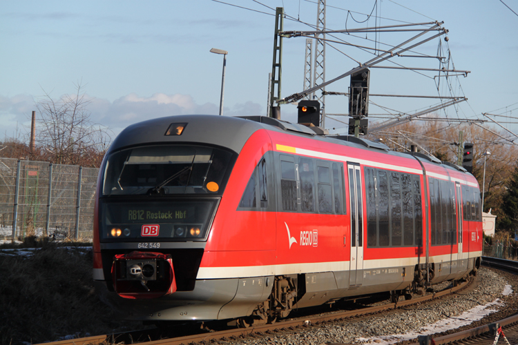 DB-Regio 642 549 als RB 12 von Graal-Mritz nach Rostock Hbf bei der Einfahrt im Rostocker Hbf.15.02.2012