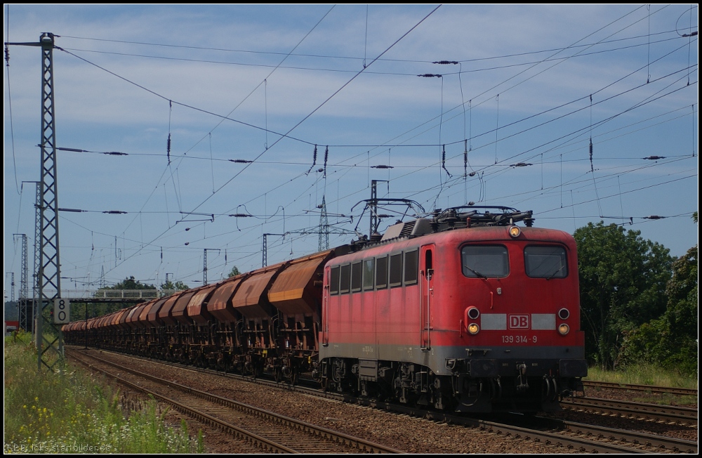DB Schenker 139 314-9 mit Sch�ttgut am 24.07.2012 in Nuthetal-Saarmund